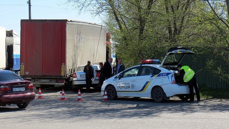 ДТП на виадуке: столкнулись фура и легковой автомобиль 3