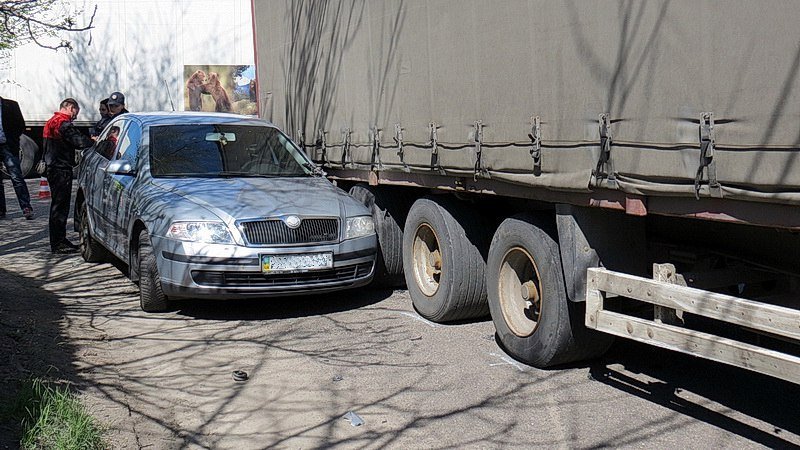 ДТП на виадуке: столкнулись фура и легковой автомобиль 4