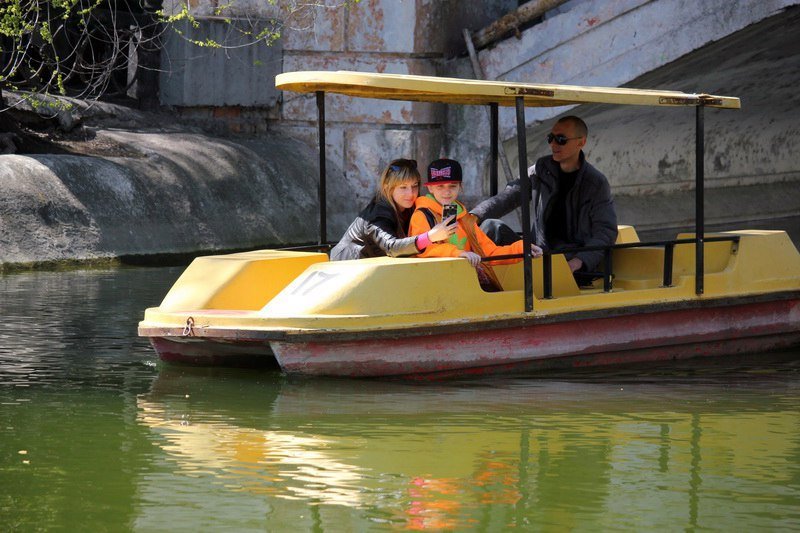 Бегающие дети, влюбленные парочки и маленькие утята: весна в парке Глобы 9