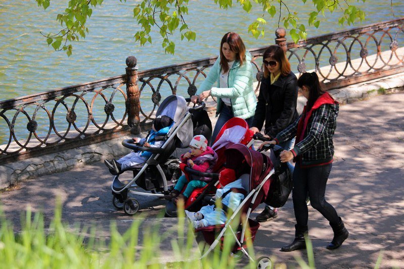 Бегающие дети, влюбленные парочки и маленькие утята: весна в парке Глобы 12