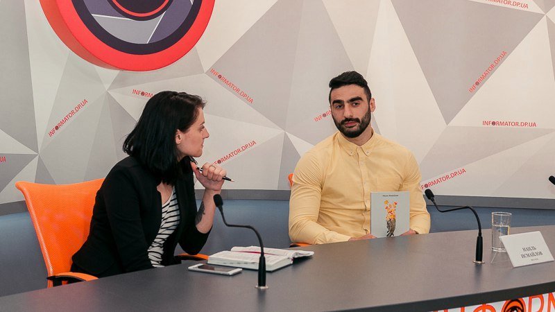 Днепровский писатель Наиль Исмайлов презентовал свою книгу "Мелодия осени" 2