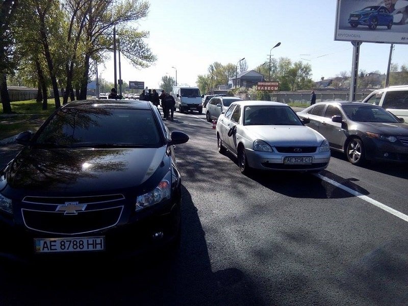 На Победе столкнулись Chevrolet и Lada: образовалась пробка 1