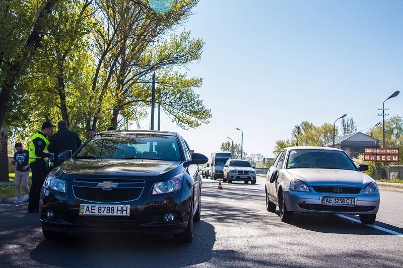 На Победе столкнулись Chevrolet и Lada: образовалась пробка 9