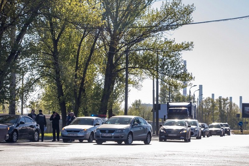На Победе столкнулись Chevrolet и Lada: образовалась пробка 11