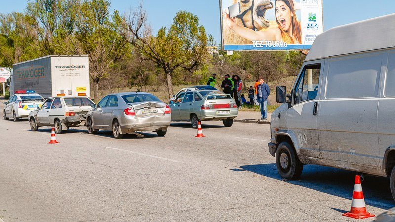 На Кайдакском мосту столкнулись 3 автомобиля: образовалась пробка 1