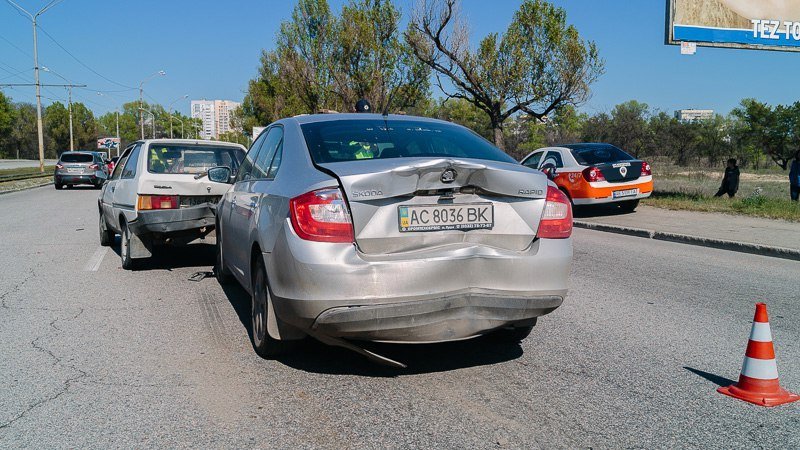 На Кайдакском мосту столкнулись 3 автомобиля: образовалась пробка 2