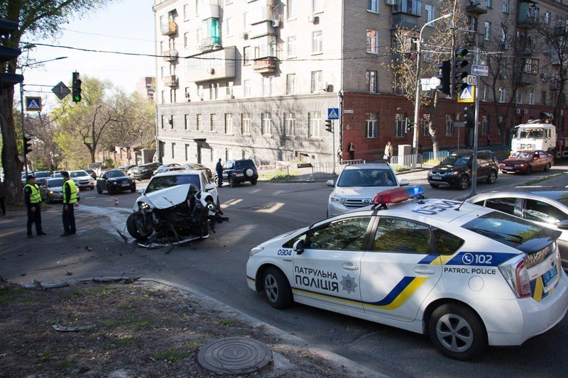 Серьезное ДТП в центре Днепра: столкнулись Mercedes и Porsche, есть пострадавшие 2