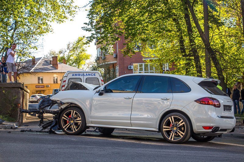 Серьезное ДТП в центре Днепра: столкнулись Mercedes и Porsche, есть пострадавшие 3