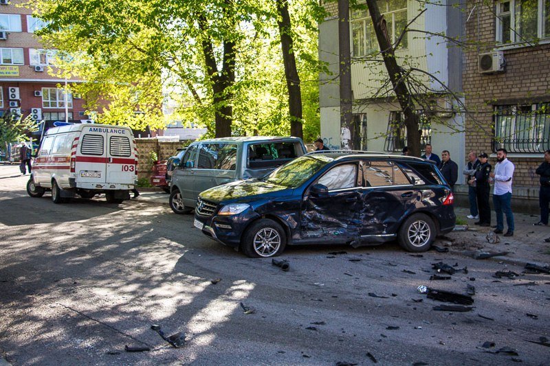 Серьезное ДТП в центре Днепра: столкнулись Mercedes и Porsche, есть пострадавшие 4