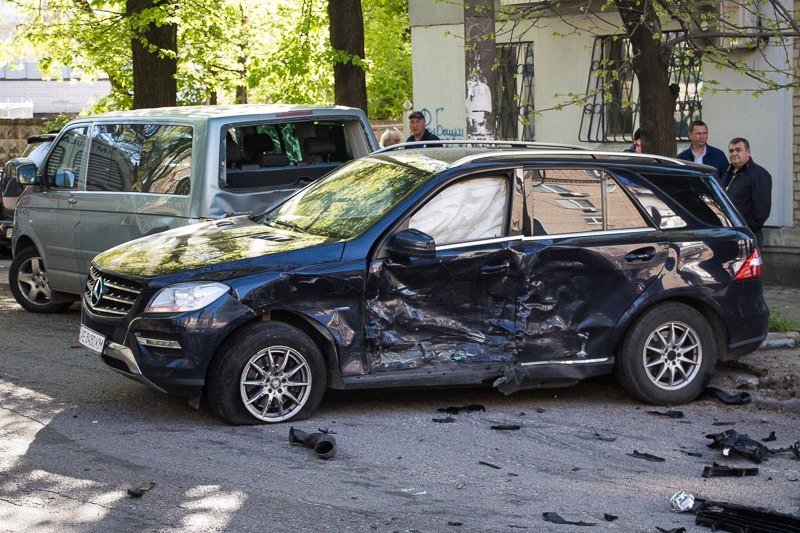 Серьезное ДТП в центре Днепра: столкнулись Mercedes и Porsche, есть пострадавшие 5