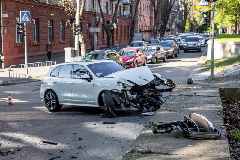 Серьезное ДТП в центре Днепра: столкнулись Mercedes и Porsche, есть пострадавшие 6