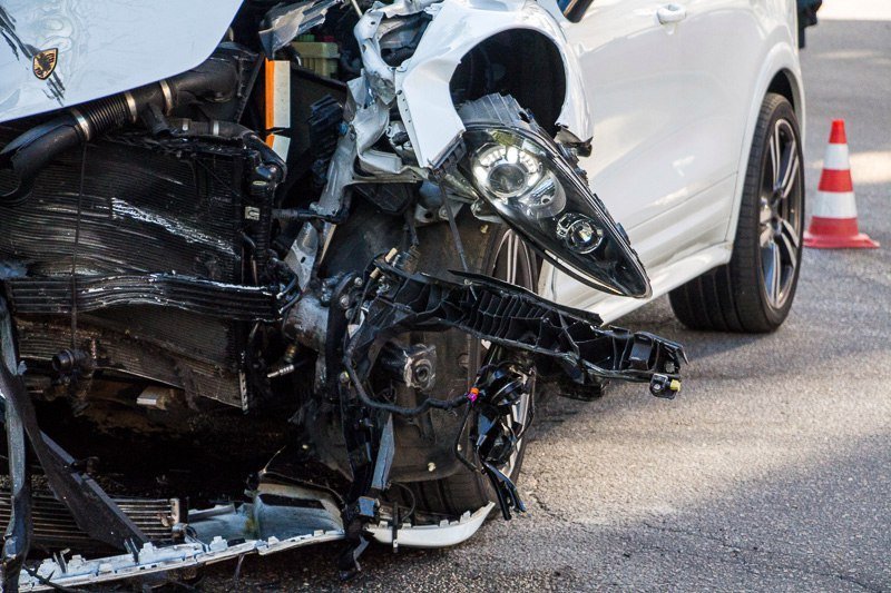 Серьезное ДТП в центре Днепра: столкнулись Mercedes и Porsche, есть пострадавшие 7