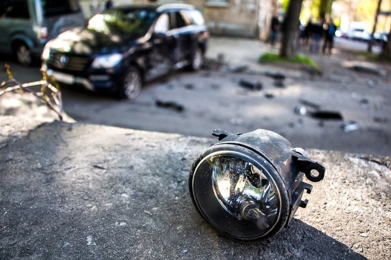 Серьезное ДТП в центре Днепра: столкнулись Mercedes и Porsche, есть пострадавшие 8