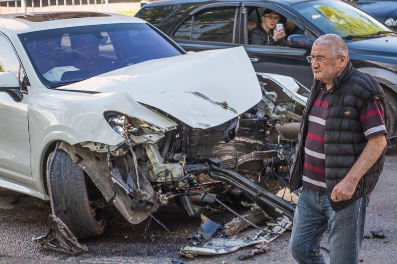 Серьезное ДТП в центре Днепра: столкнулись Mercedes и Porsche, есть пострадавшие 9
