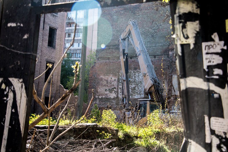 Вандализм в Днепре: неизвестные разрушили забор возле Дома с атлантами 1