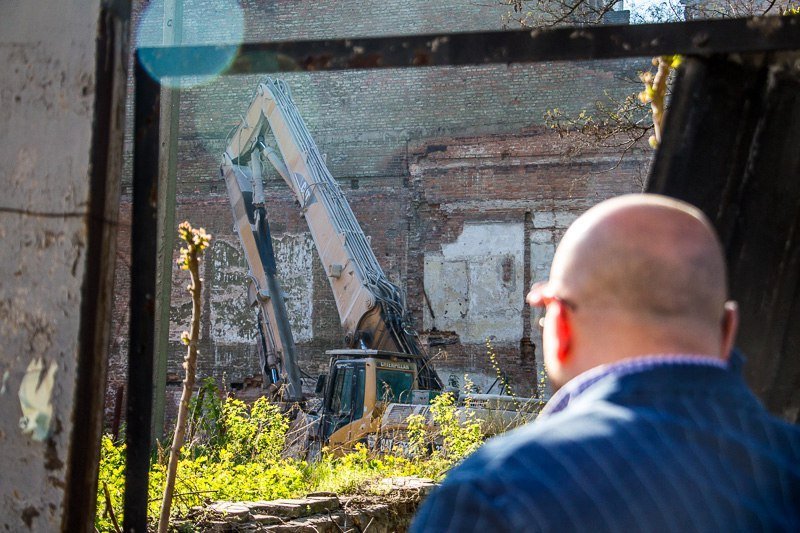 Вандализм в Днепре: неизвестные разрушили забор возле Дома с атлантами 2