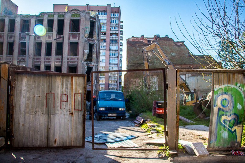 Вандализм в Днепре: неизвестные разрушили забор возле Дома с атлантами 3