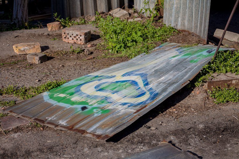 Вандализм в Днепре: неизвестные разрушили забор возле Дома с атлантами 4