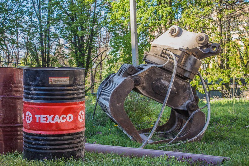 Вандализм в Днепре: неизвестные разрушили забор возле Дома с атлантами 5