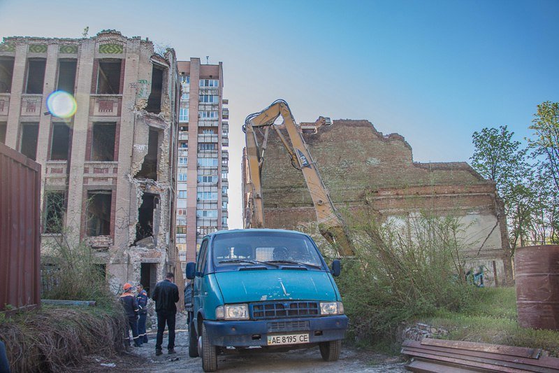 Вандализм в Днепре: неизвестные разрушили забор возле Дома с атлантами 6