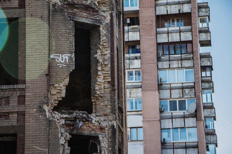 Вандализм в Днепре: неизвестные разрушили забор возле Дома с атлантами 7