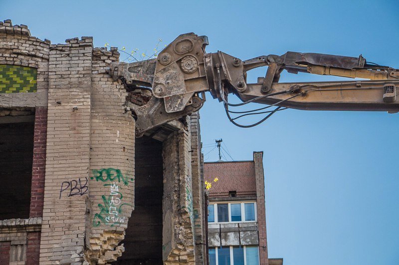 Вандализм в Днепре: неизвестные разрушили забор возле Дома с атлантами 8