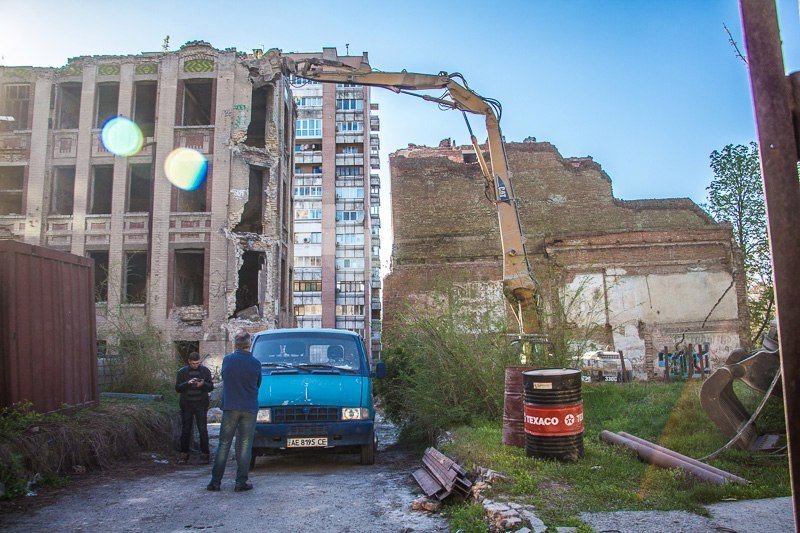 Вандализм в Днепре: неизвестные разрушили забор возле Дома с атлантами 9