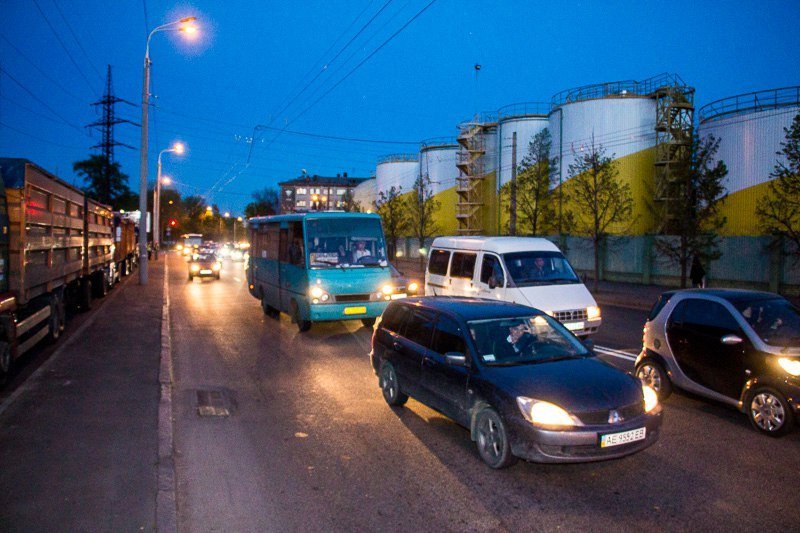 На Сичеславской Набережной возле завода "Олейна" фура и Audi не поделили дорогу: образовалась пробка 1