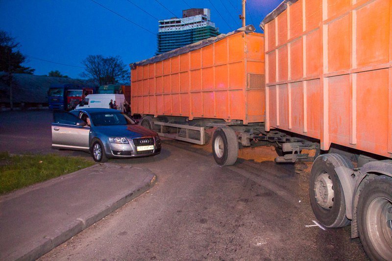 На Сичеславской Набережной возле завода "Олейна" фура и Audi не поделили дорогу: образовалась пробка 2
