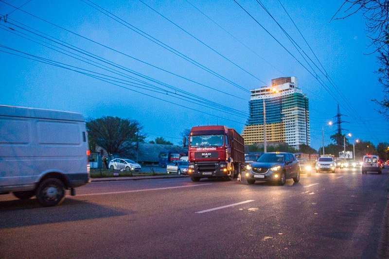 На Сичеславской Набережной возле завода "Олейна" фура и Audi не поделили дорогу: образовалась пробка 4