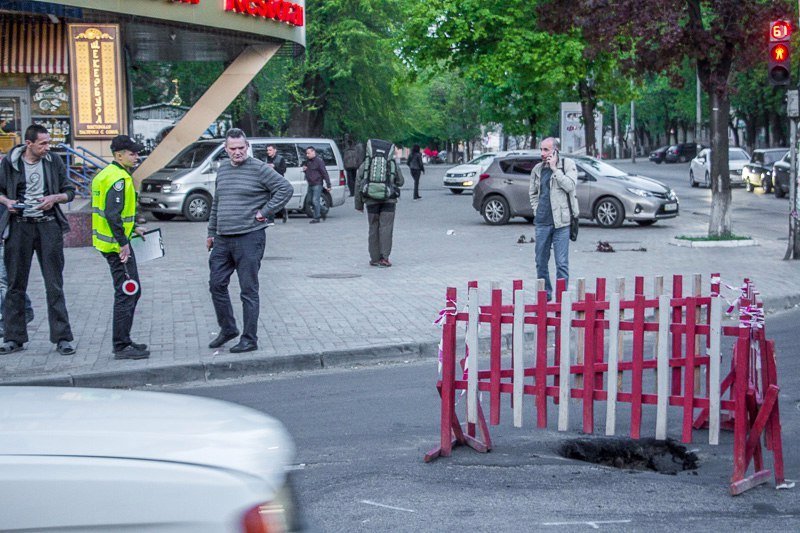 Эпидемия "черных дыр": в Днепре продолжает проваливаться асфальт 1