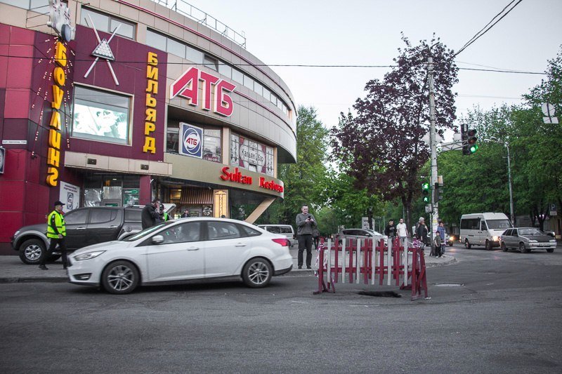 Эпидемия "черных дыр": в Днепре продолжает проваливаться асфальт 2