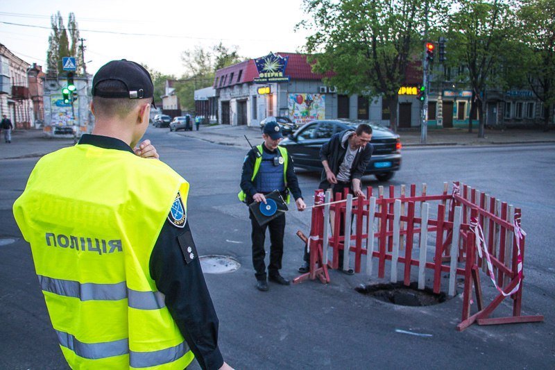 Эпидемия "черных дыр": в Днепре продолжает проваливаться асфальт 3