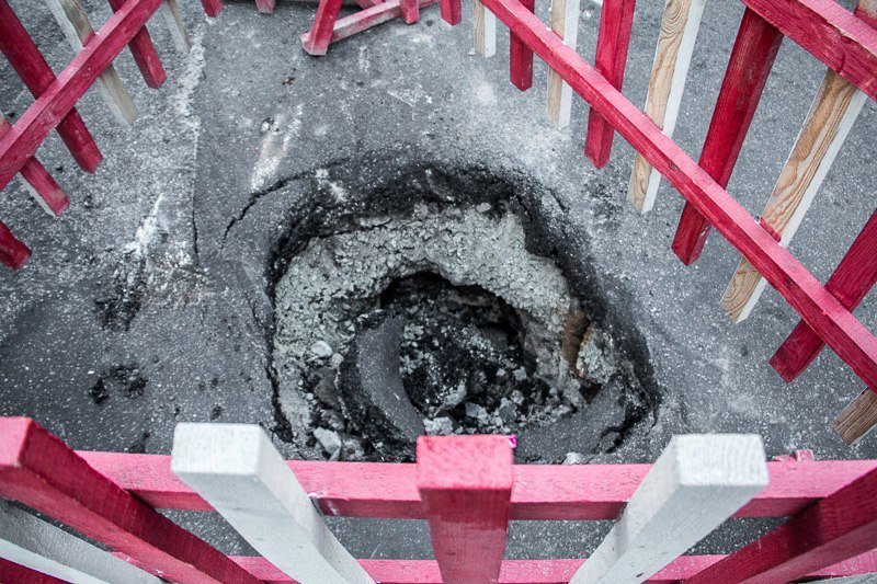 Эпидемия "черных дыр": в Днепре продолжает проваливаться асфальт 5