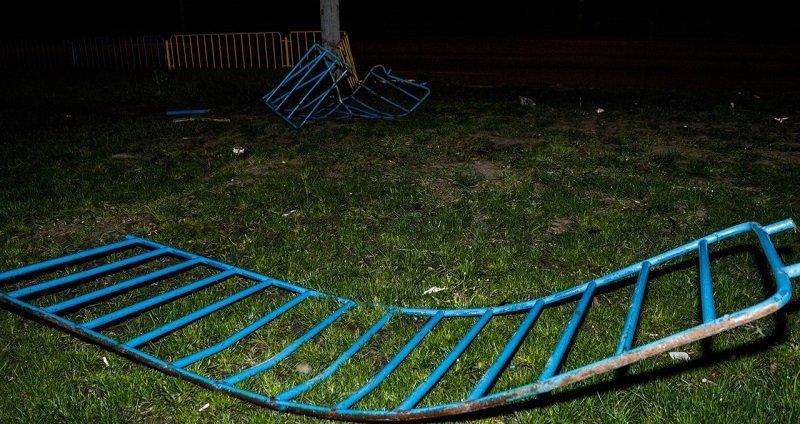 На Слобожанском проспекте водитель уснул за рулем и вылетел с дороги 2