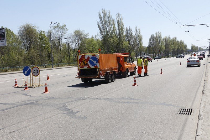 Меньше нарушений и ДТП: на Запорожском шоссе наносят разметку по новым технологиям 3