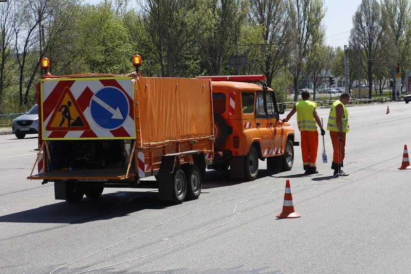 Меньше нарушений и ДТП: на Запорожском шоссе наносят разметку по новым технологиям 5