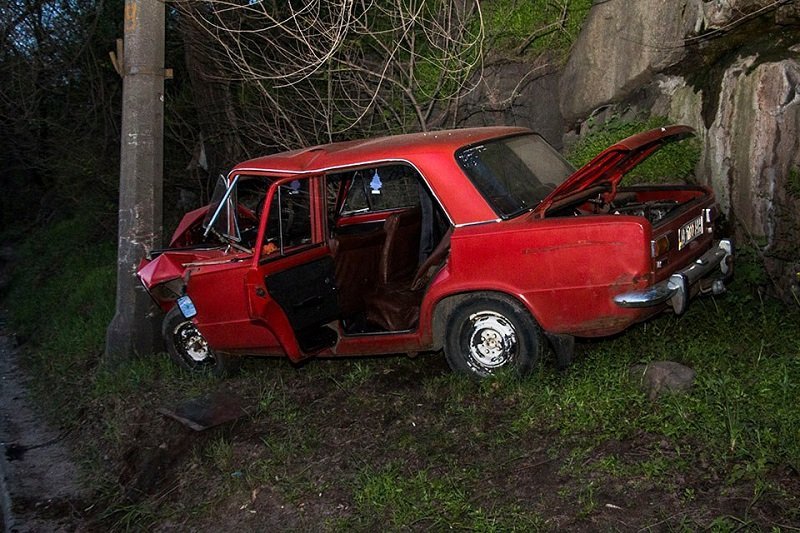 ДТП на Сичеславской набережной: ВАЗ врезался в столб 1