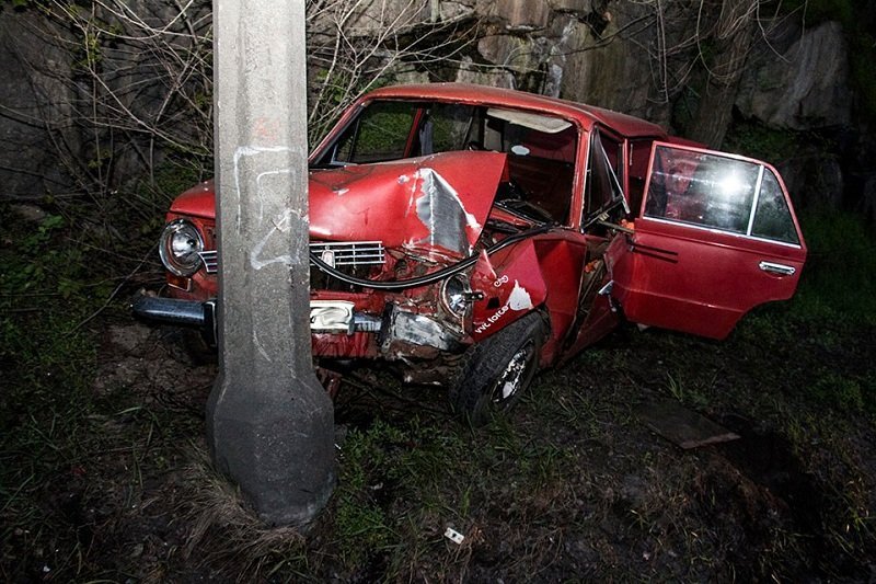 ДТП на Сичеславской набережной: ВАЗ врезался в столб 2