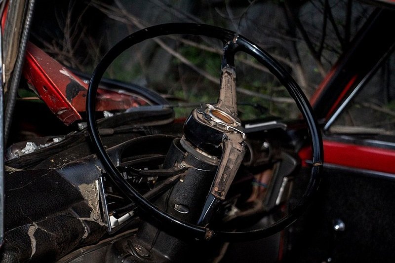 ДТП на Сичеславской набережной: ВАЗ врезался в столб 3