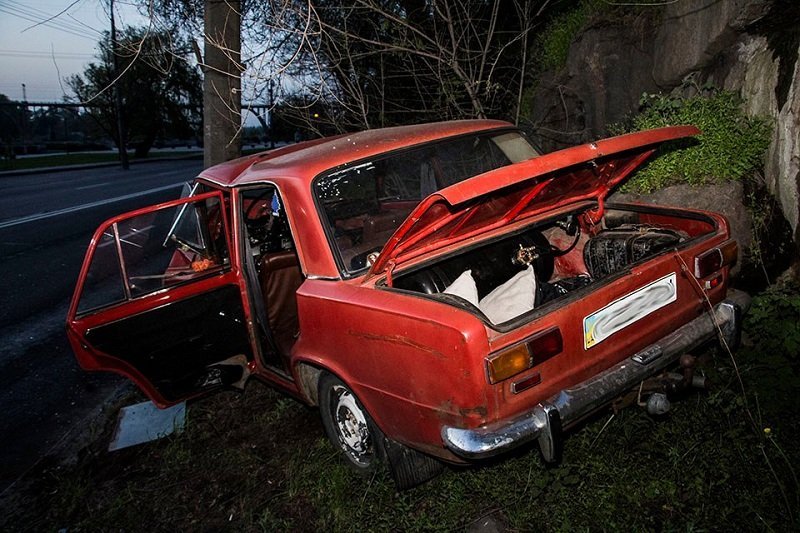 ДТП на Сичеславской набережной: ВАЗ врезался в столб 6