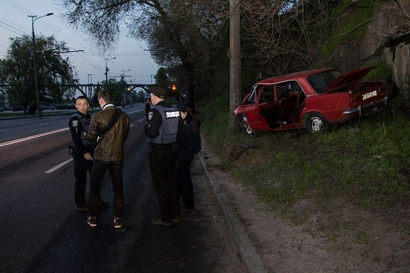 ДТП на Сичеславской набережной: ВАЗ врезался в столб 7