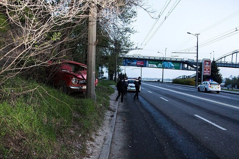 ДТП на Сичеславской набережной: ВАЗ врезался в столб 8