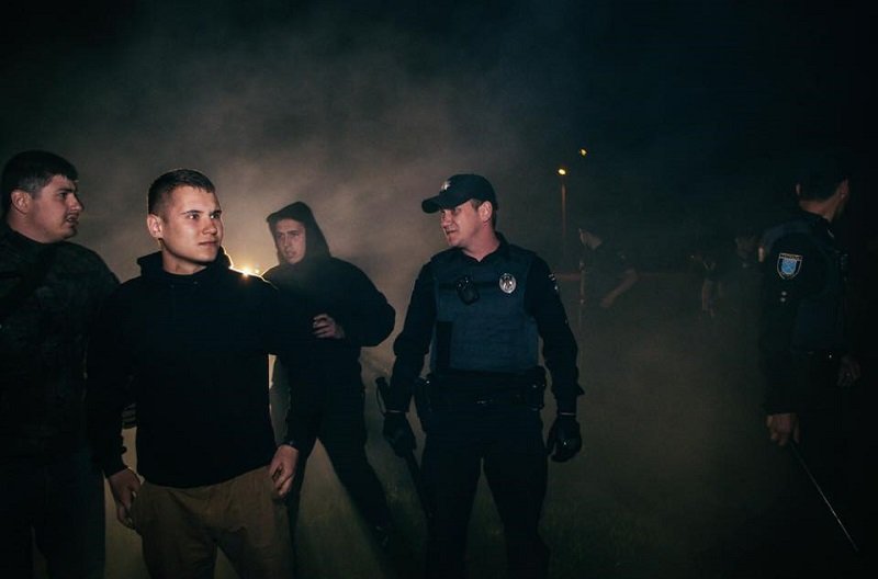 Полиция, толпа людей и разбитые лампадки: что происходило ночью на Соборной площади 1