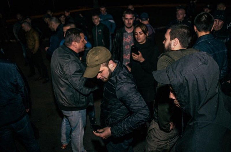 Полиция, толпа людей и разбитые лампадки: что происходило ночью на Соборной площади 2