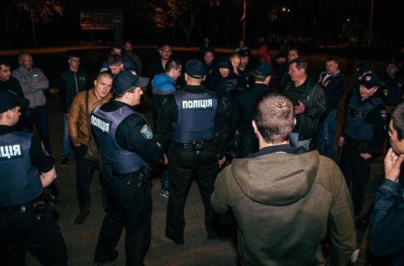 Полиция, толпа людей и разбитые лампадки: что происходило ночью на Соборной площади 4