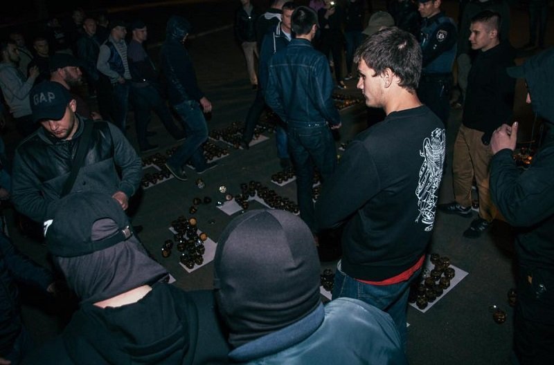 Полиция, толпа людей и разбитые лампадки: что происходило ночью на Соборной площади 5