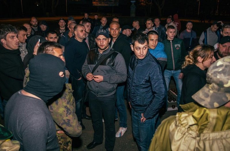 Полиция, толпа людей и разбитые лампадки: что происходило ночью на Соборной площади 6