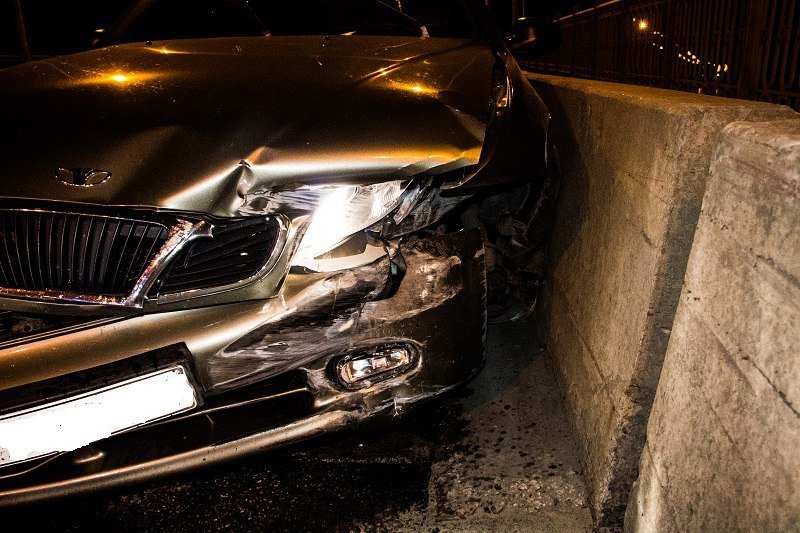 Ночное ДТП на Старом мосту: Daewoo Lanos врезался в Chevrolet, а после влетел в бетонное ограждение 1