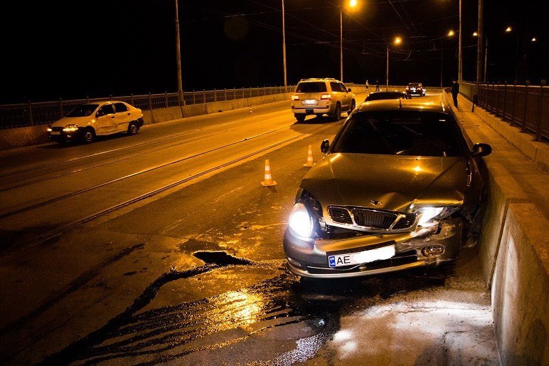Ночное ДТП на Старом мосту: Daewoo Lanos врезался в Chevrolet, а после влетел в бетонное ограждение 2